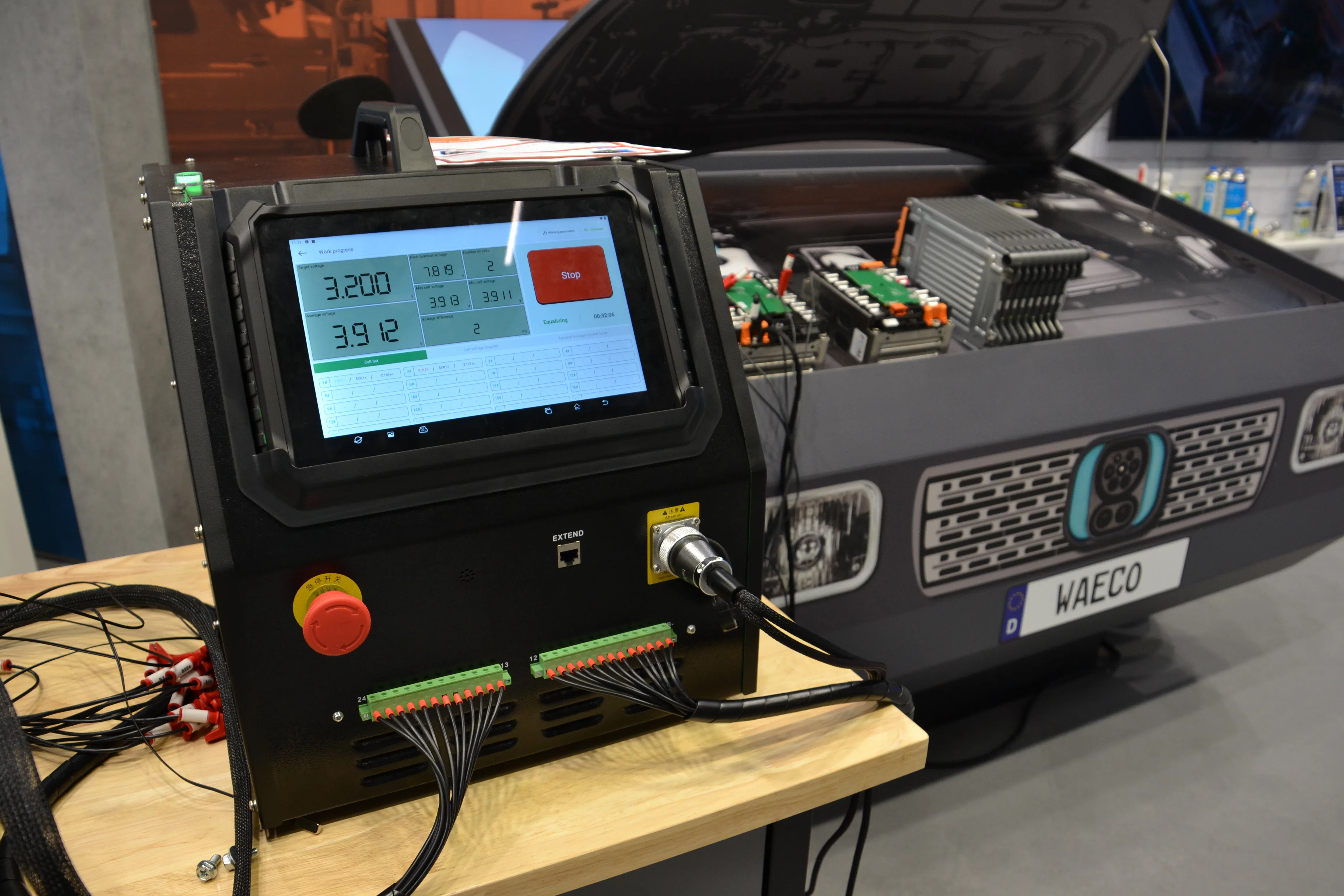 De nieuwe EV Battery Management Tools van WAECO WSE omvatten apparatuur voor batterijdiagnose, celbalancering en het laden en ontladen van hoogvoltaccu's. De systemen worden naar verwachting in het eerste kwartaal van 2027 op de Nederlandse markt geïntroduceerd. - Foto: Hugo Claver