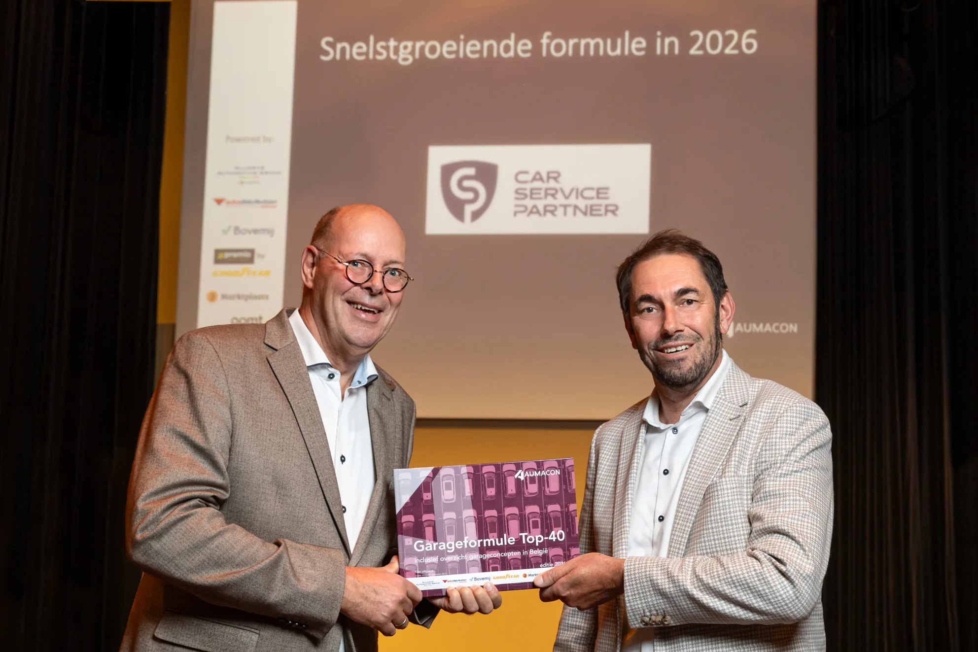 Kees Willemsen (rechts) van ‘snelste groeier’ Car Service Partner ontvangt het eerste exemplaar uit handen van Tjep Fennema (LKQ). - Foto: Erwin den Hoed