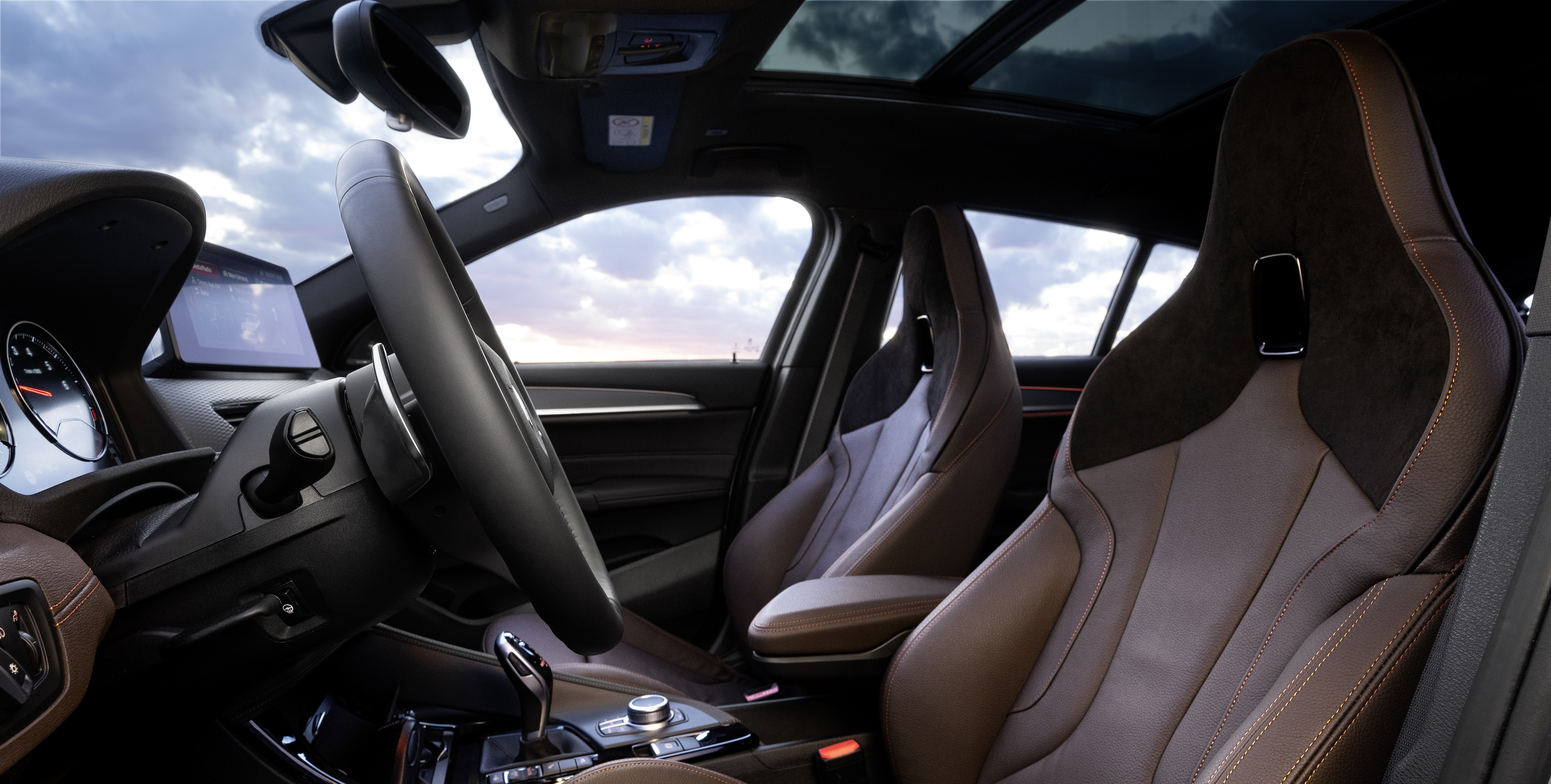 Prachtige optie, zo'n panoramadak (hier op een persfoto). Tot je nattigheid voelt...  - Foto: BMW