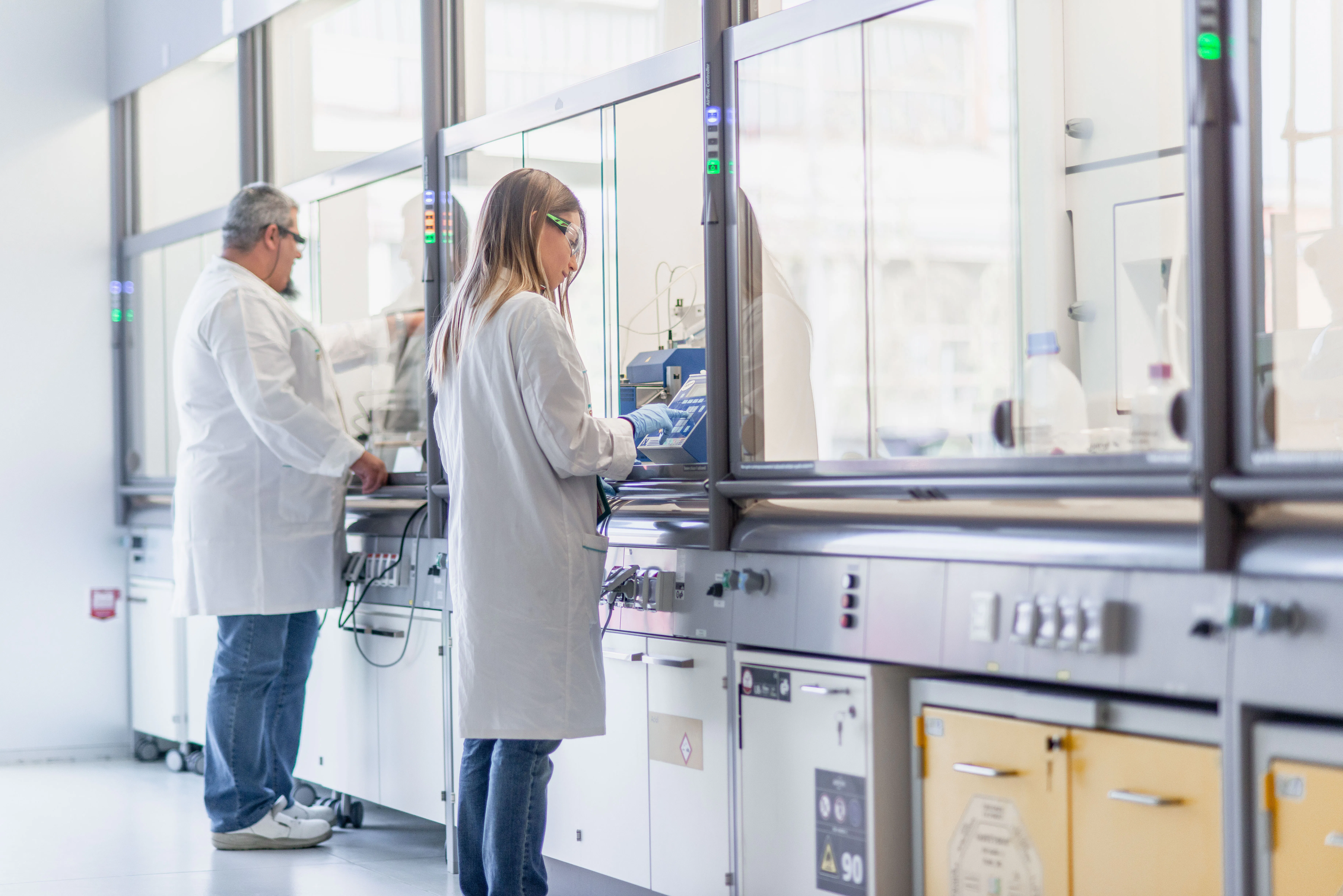Technici van Petronas aan het werk in het laboratorium. Naar eisen die hybriden stellen aan smeermiddelen wordt voortdurend onderzoek gedaan. - Foto: Petronas