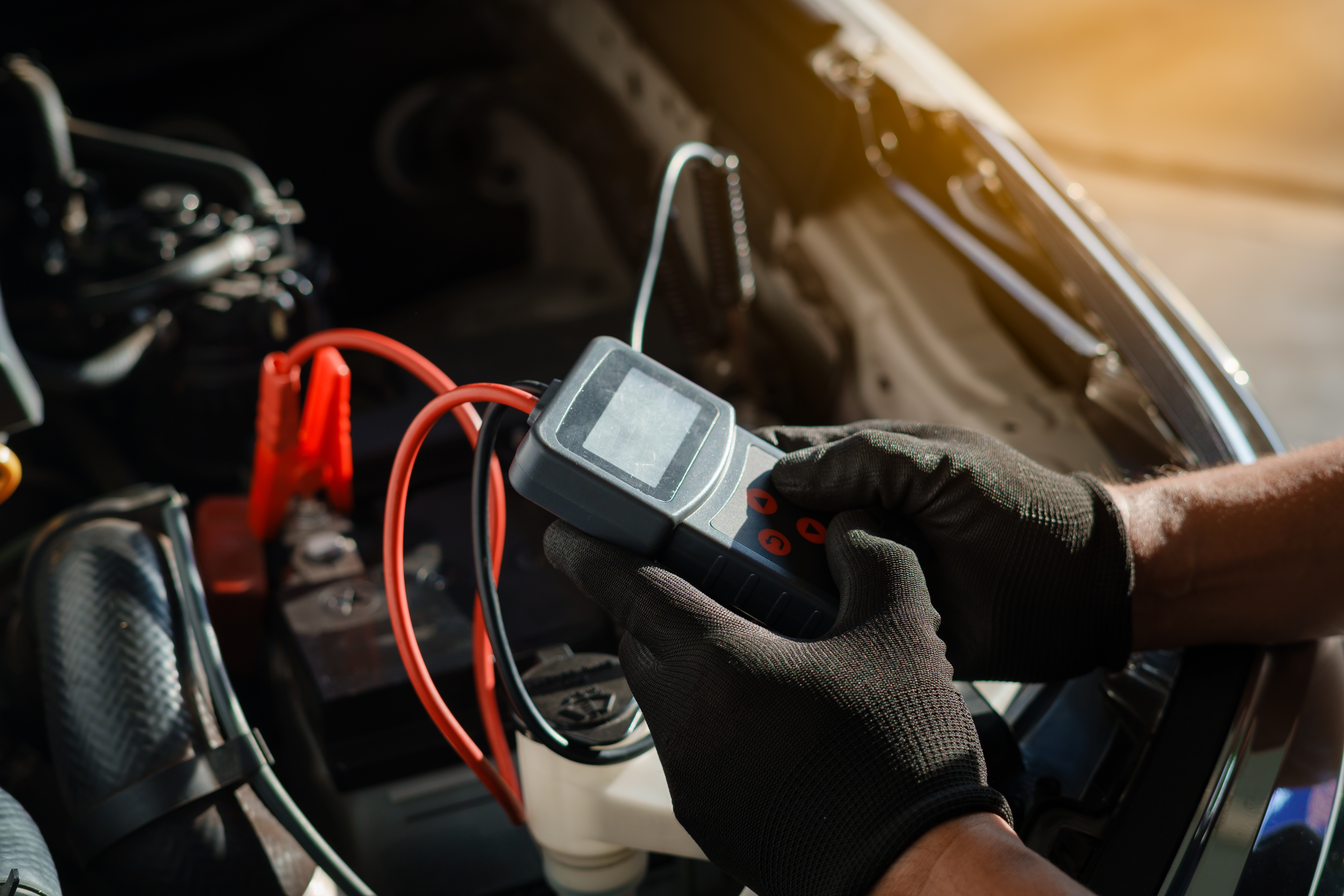 De 12 Volt batterij testen voordat de temperatuur echt daalt, bespaart je klant problemen. - Foto: Shutterstock