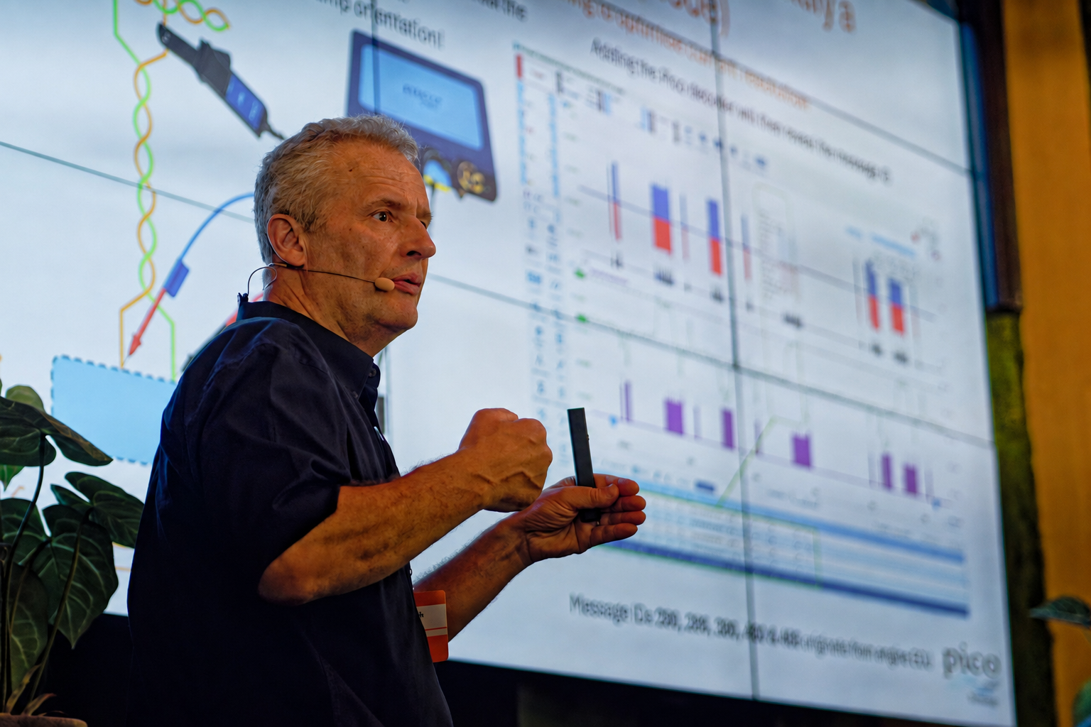 Steve Smith van Pico Technology dompelt de deelnemers aan de Automotive Techdays onder in de wereld van scoopmetingen op netwerkniveau. Hij legt de nadruk op het diagnosticeren van netwerkstoringen en signaalvervormingen. (Foto Elco van der Meer).