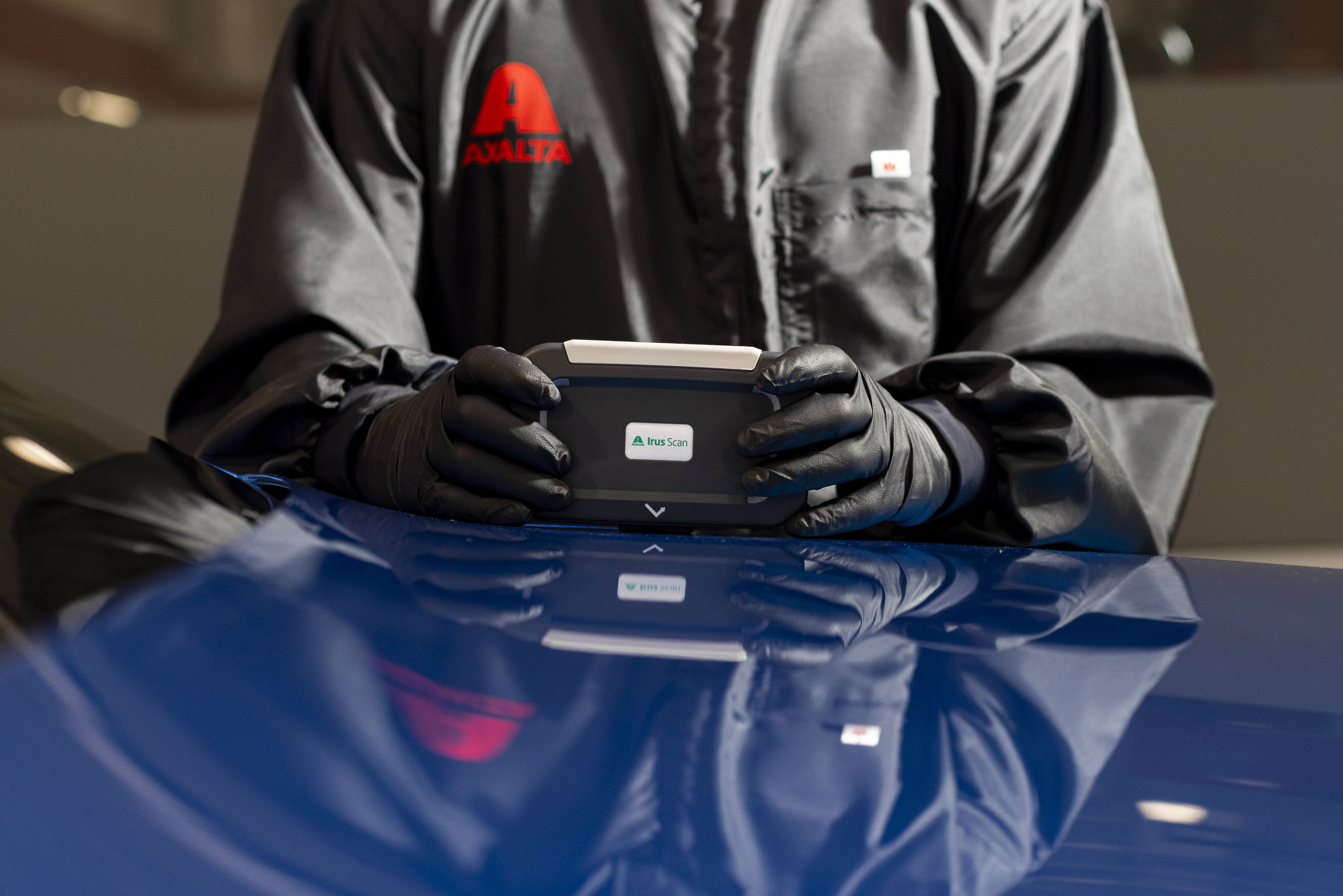 Met een spectrofotometer wordt de voertuigkleur ingelezen voor een nauwkeurige kleurmatch. Axalta's Irus Scan is een voorbeeld van deze technologie. - Foto: Axalta