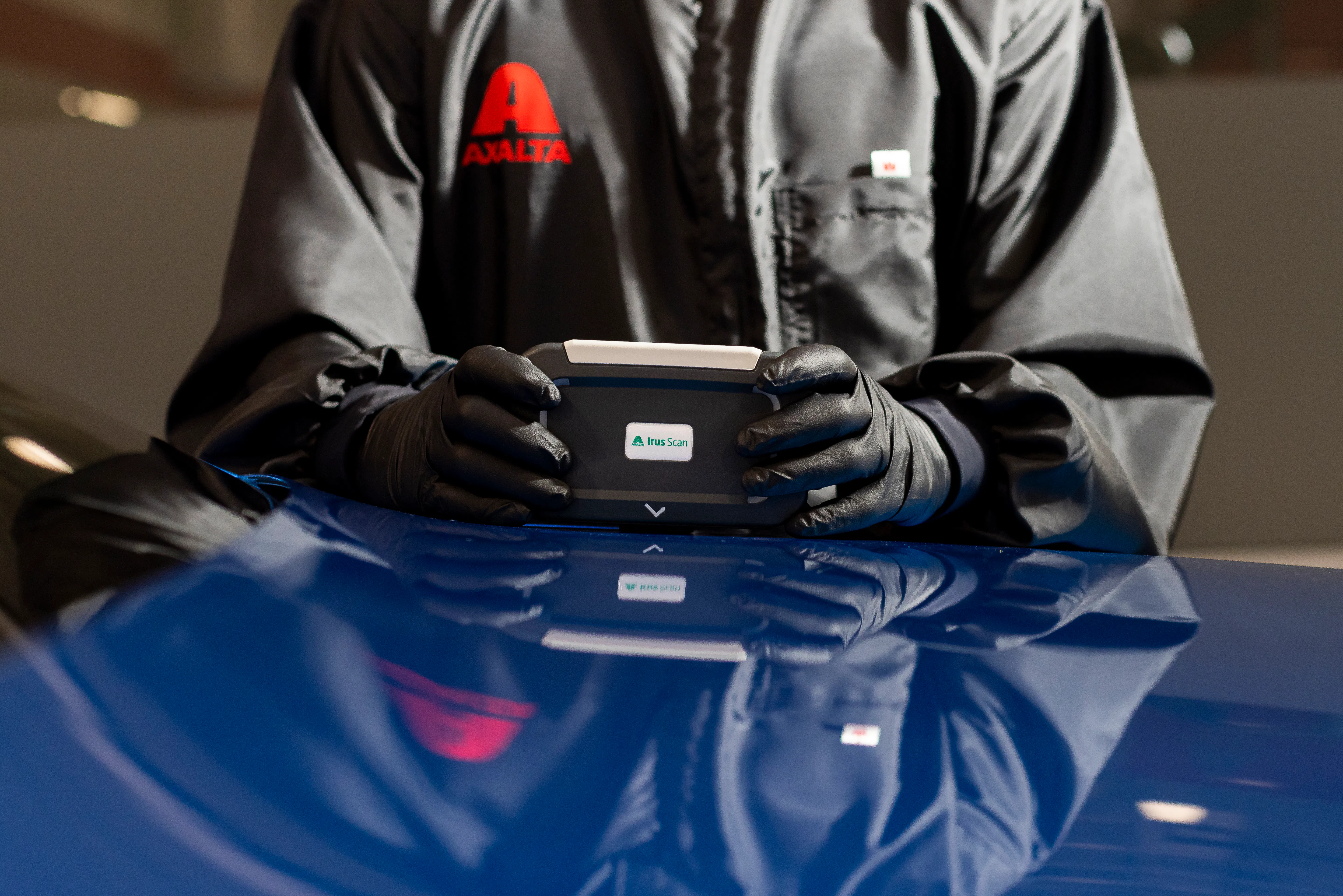 Met een spectrofotometer wordt de voertuigkleur ingelezen voor een nauwkeurige kleurmatch. Axalta's Irus Scan is een voorbeeld van deze technologie. - Foto: Axalta