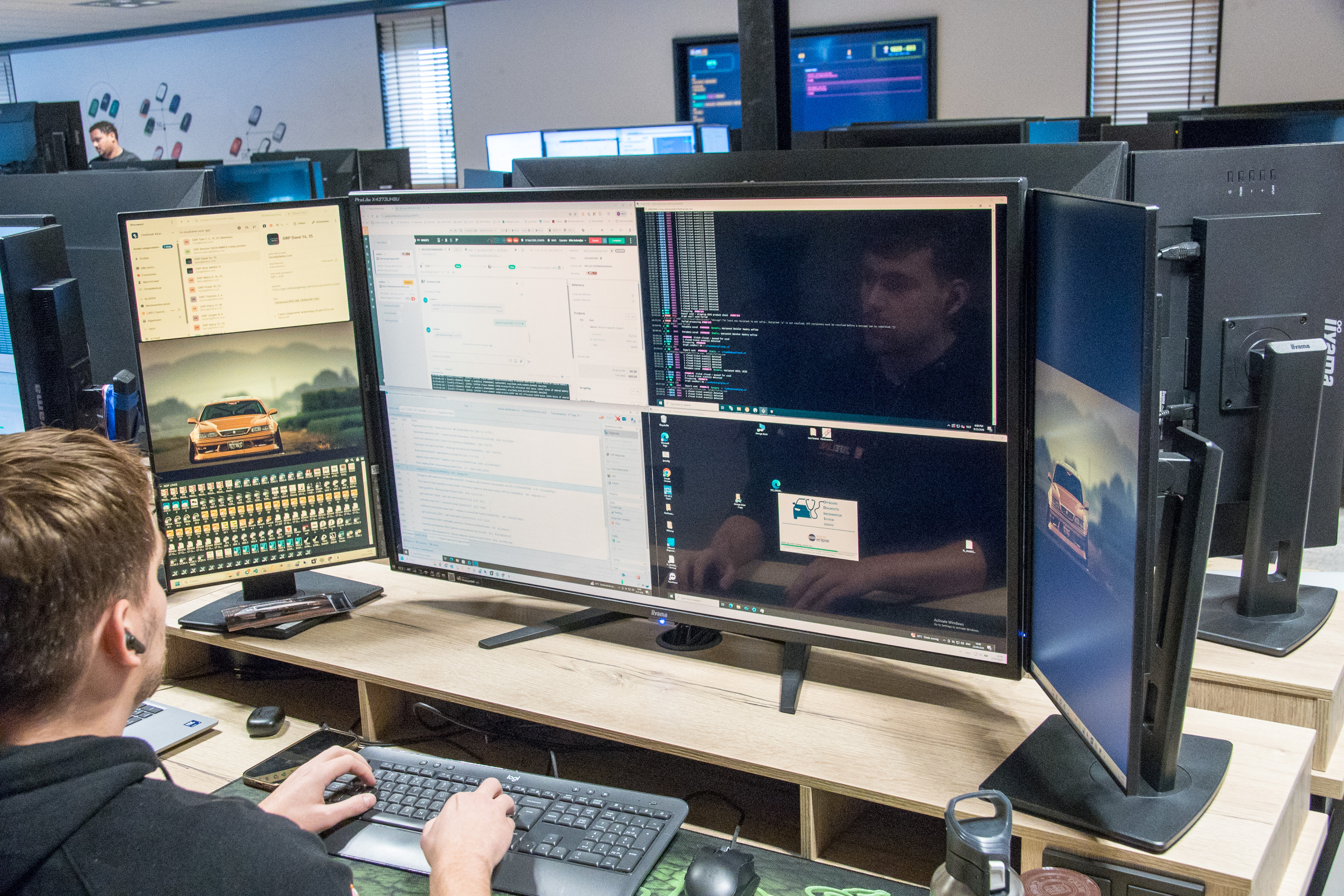 Een aanvraag komt binnen bij een specialist, die de diagnose of programmering op afstand via originele OEM-apparatuur realiseert. - Foto's: Peter Aansorgh
