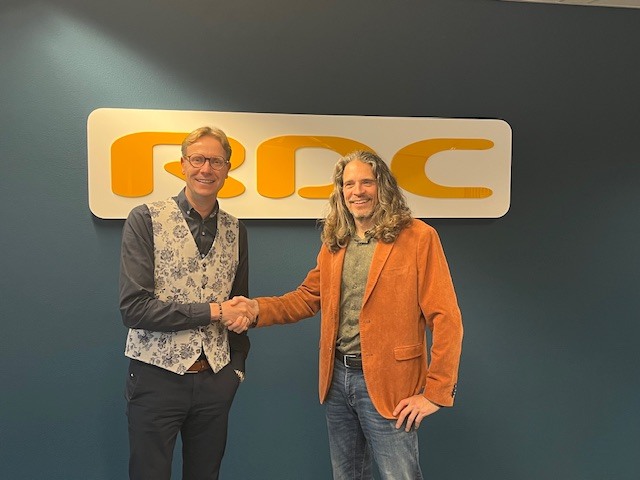 Pettrie de Bondt, directeur en mede-eigenaar van Autoflex, en Denis Slieker, directeur RDC schudden de hand op de nauwere samenwerking. Foto:  Autoflex
