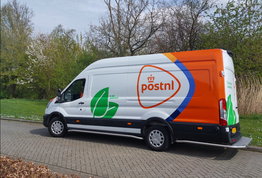 Deze PostNL-bestelbus rijdt al elektrisch. Voor bedrijfswagens die nog niet zonder diesel kunnen, veranderen vanaf 2027 de ontheffingsvoorwaarden voor zero-emissiezones. Foto: PostNL