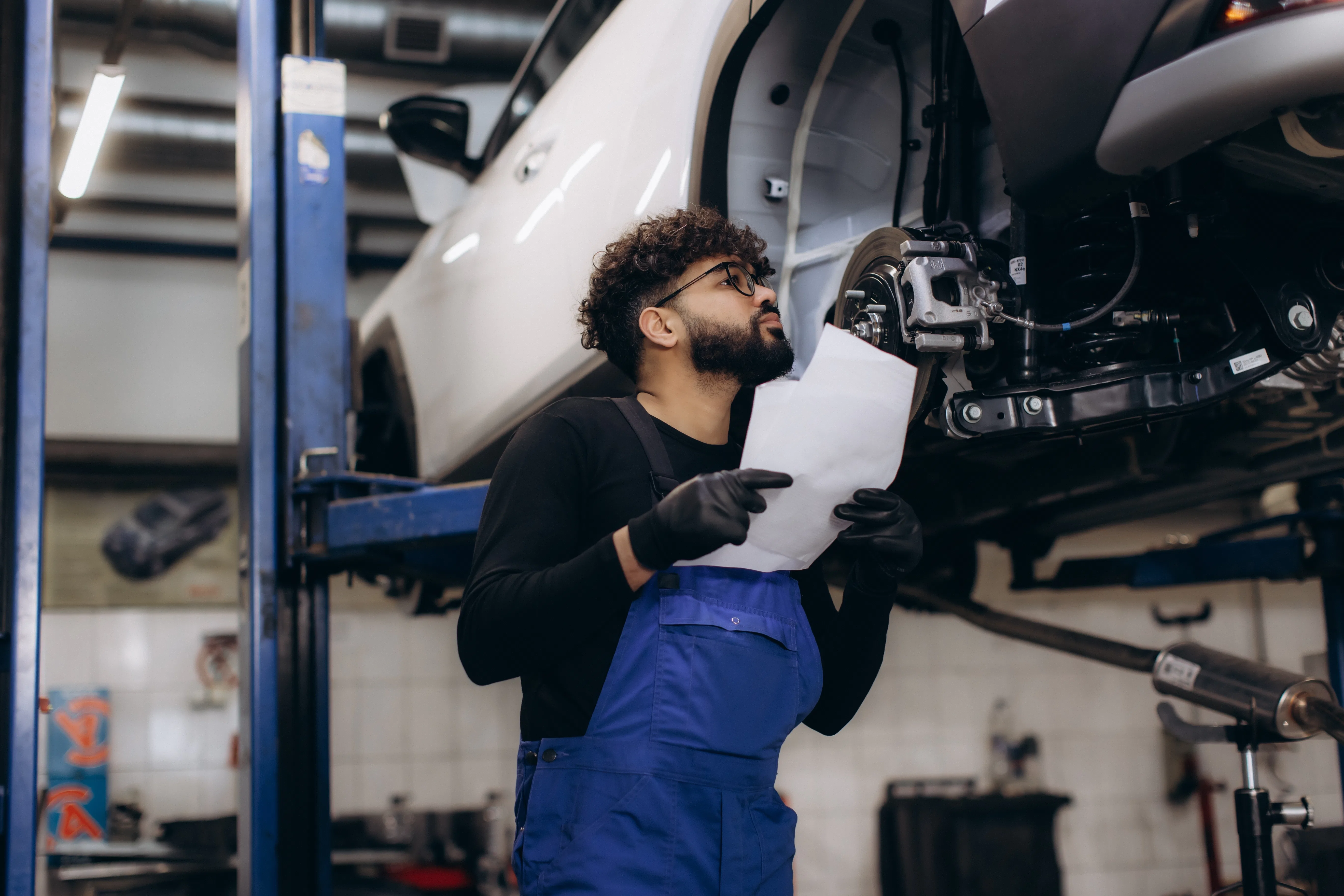Een werkplaats ziet soms eerder een patroon dan de fabrikant: verschillende auto's van hetzelfde type met een vergelijkbare breuk, lekkage of elektrische storing. Maar waar kun je met vermoedens van een structureel defect terecht? - Foto: Shutterstock
